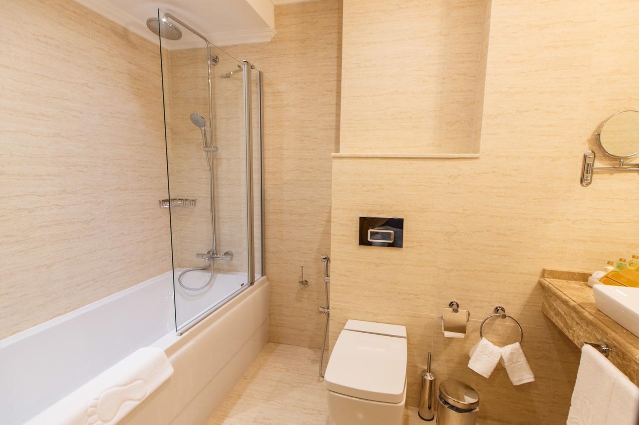 Sultan Palace Hotel Atyraū Eksteriør billede Bathroom with shower screen