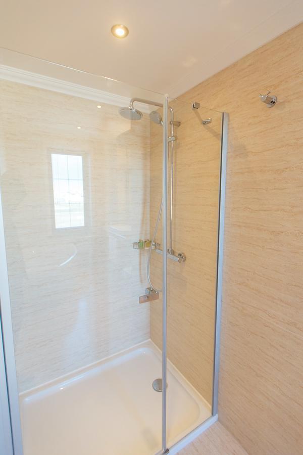 Sultan Palace Hotel Atyraū Eksteriør billede A shower door