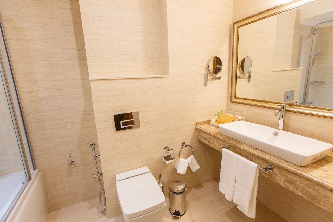 Sultan Palace Hotel Atyraū Eksteriør billede Bathroom