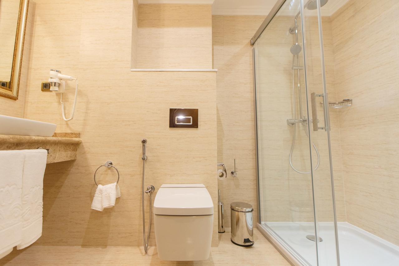 Sultan Palace Hotel Atyraū Eksteriør billede A modern bathroom