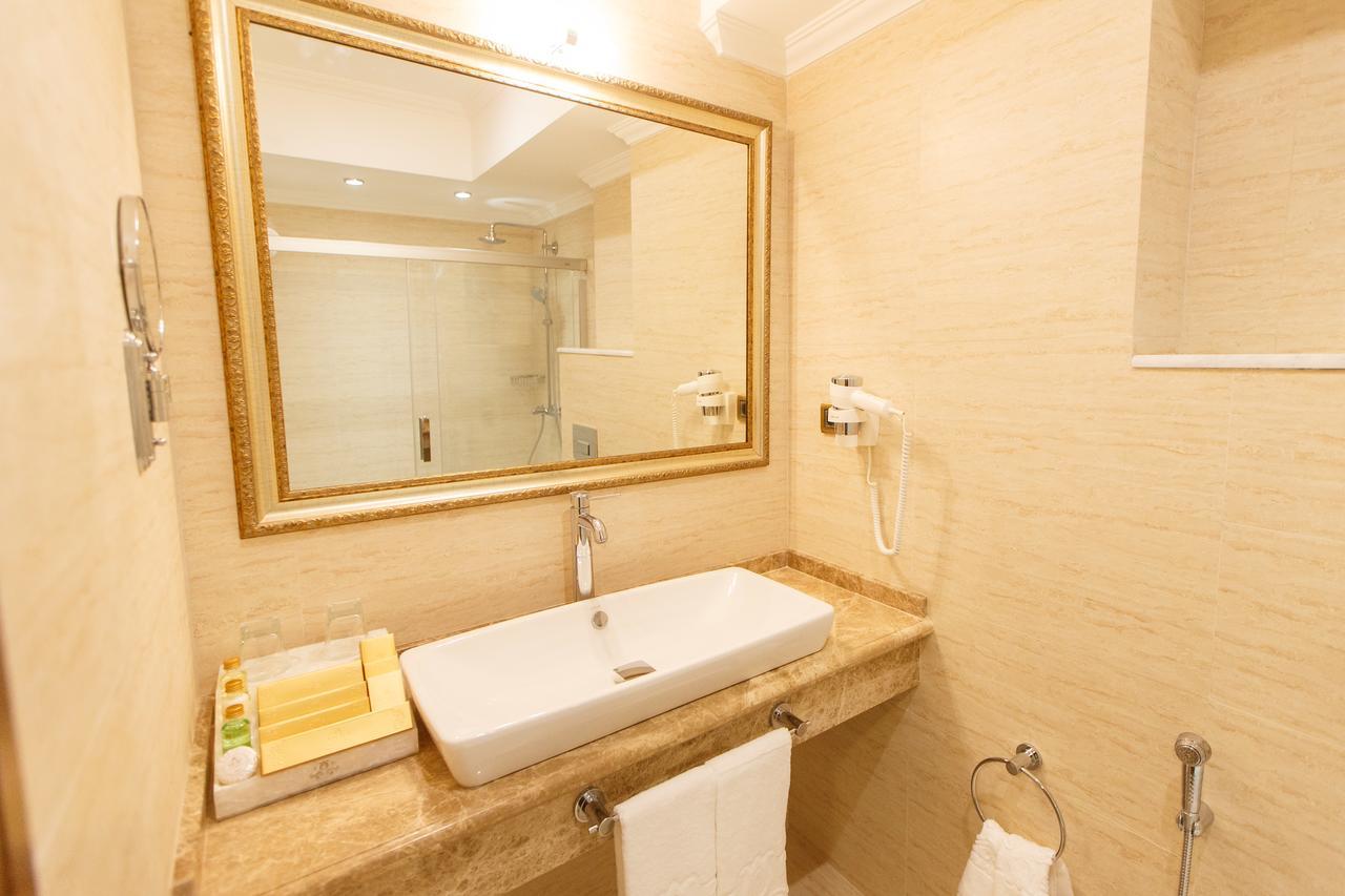 Sultan Palace Hotel Atyraū Eksteriør billede Bathroom