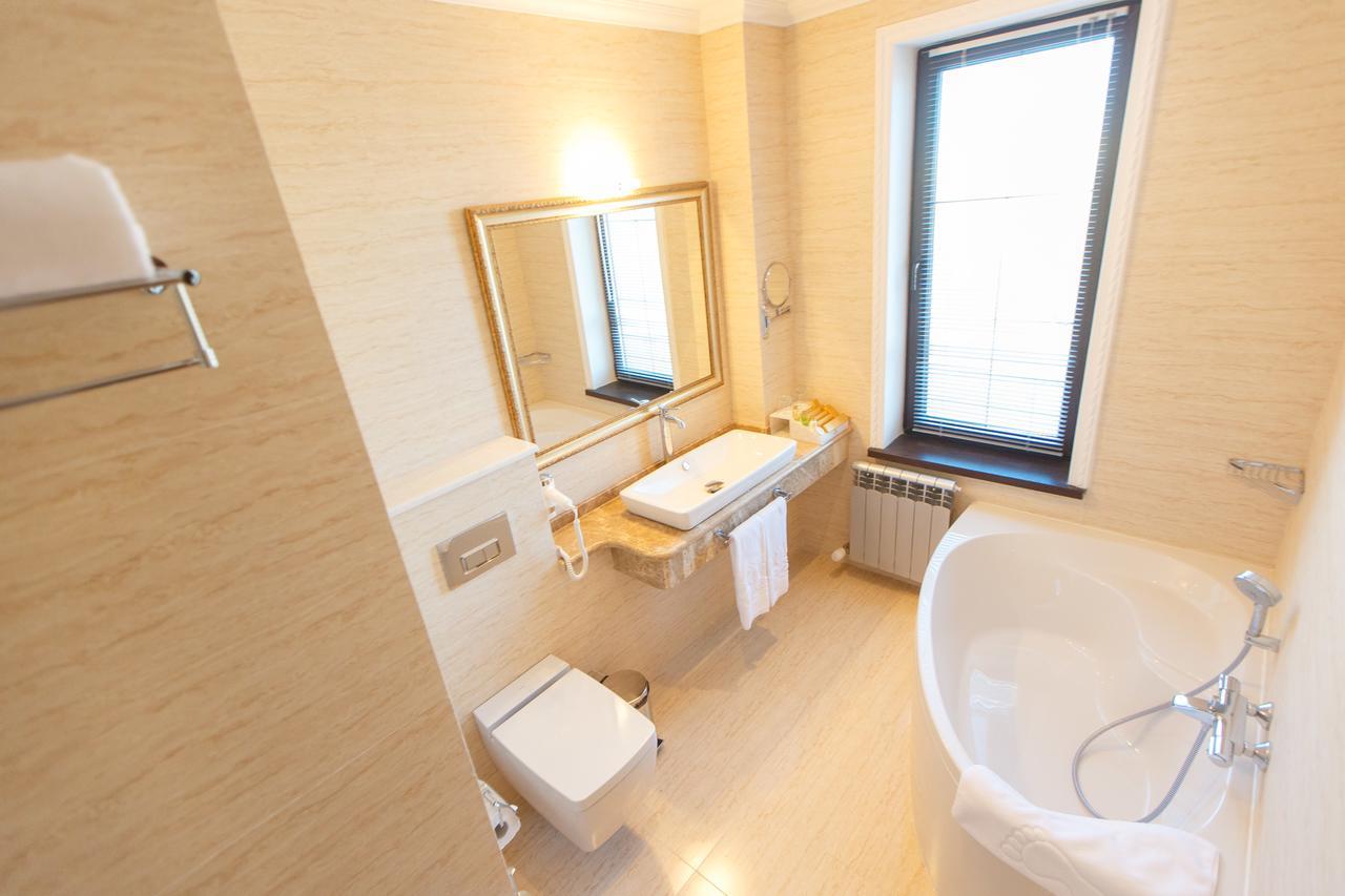 Sultan Palace Hotel Atyraū Eksteriør billede Bathroom