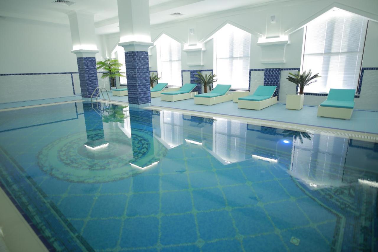 Sultan Palace Hotel Atyraū Eksteriør billede A swimming pool